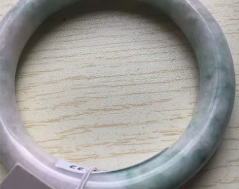 天然翡翠手镯飘绿化包天然 感兴趣的话点“我...