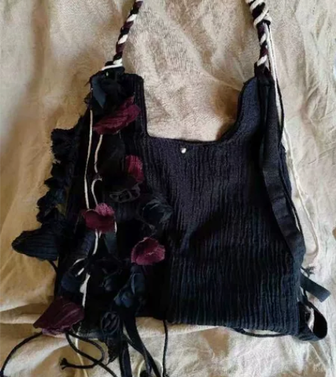 红与黑，苎麻褶皱花朵包，大小36?28.可...