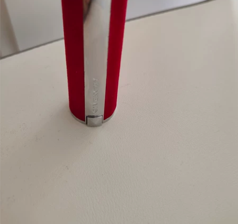 出纪梵希口红 色号是37号 妇女节时公司发...