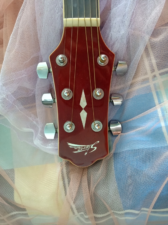 吉他一个带包，买回来不会玩，给需要的人吧，...