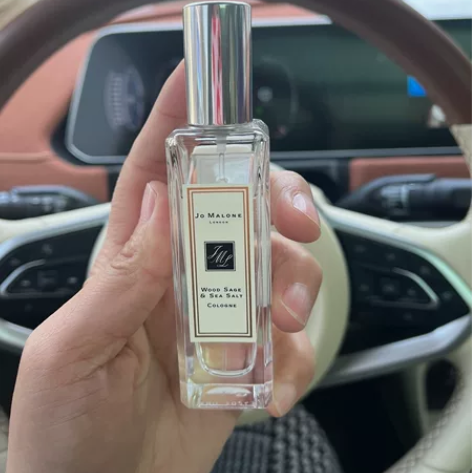 祖马龙香水  海盐味 万达里面买的 假一陪...