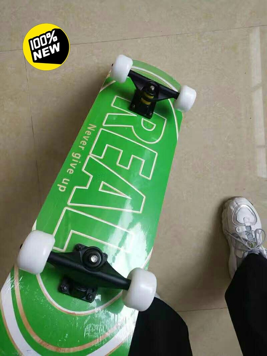 俱乐部学员比较喜欢王一博，买了很多同款滑板...