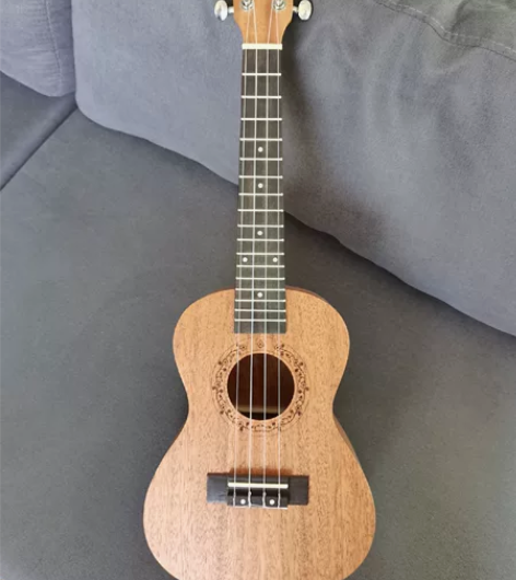 尤克里里23寸的，全桃花心的。音色很不错手...