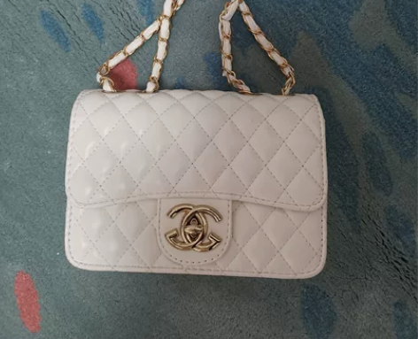 处理样品女士单肩斜挎包小方包。黑色，白色各...