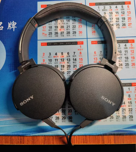 索尼xb550ap头戴式耳机，耳罩裂了。正...