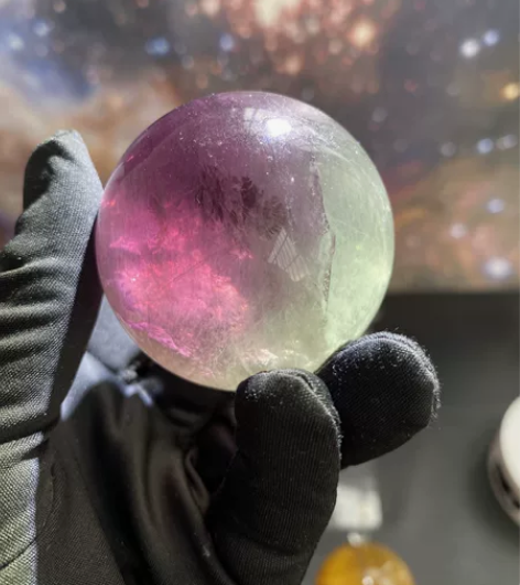 四分之一又萤石球 哈哈哈，这颗是紫绿色，但...