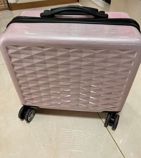 20寸万向轮拉杆箱。箱体较轻，方便携带。箱...