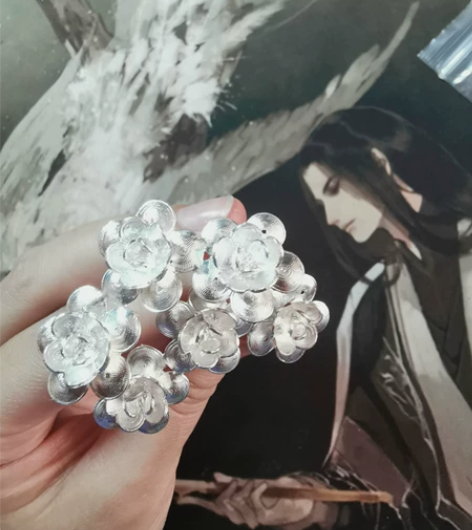 花丝足银发钗，三朵银花小可爱。 标价为一对...
