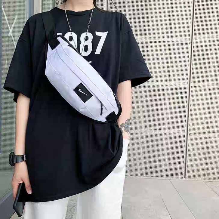 王一博同款潮牌斜挎包单肩饺子包男大容量运动...