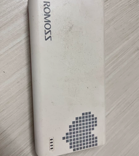 20000毫安罗马仕充电宝，外观就挺旧的了...