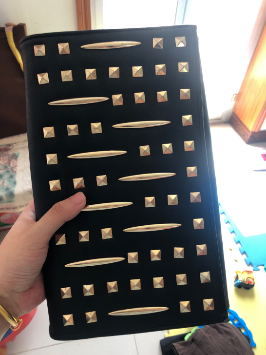 品牌手拿包，可以斜挎，有带子，真皮的，款式...