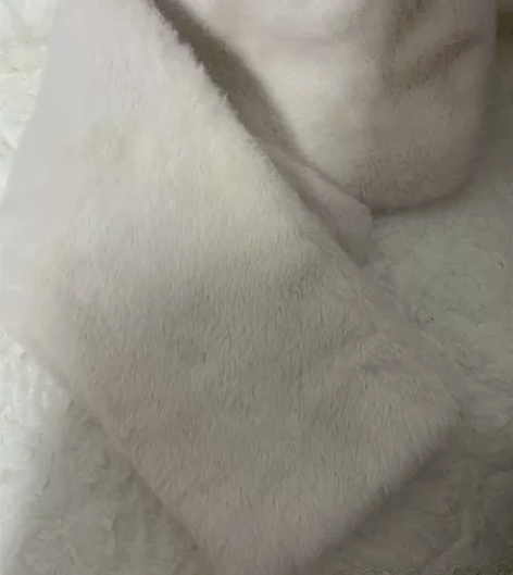 毛毛围巾，白色，很暖和 感兴趣的话点“我想...