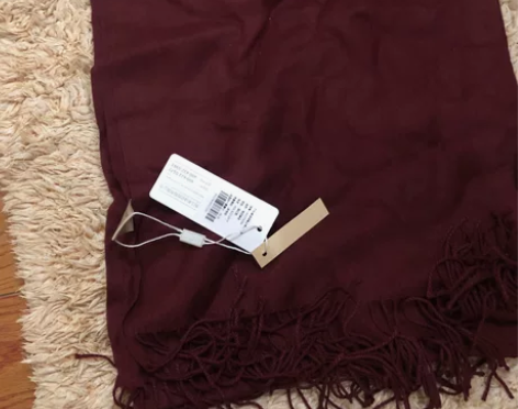 卓诗尼，姨妈色围巾，很洋气的一款颜色哦，质...