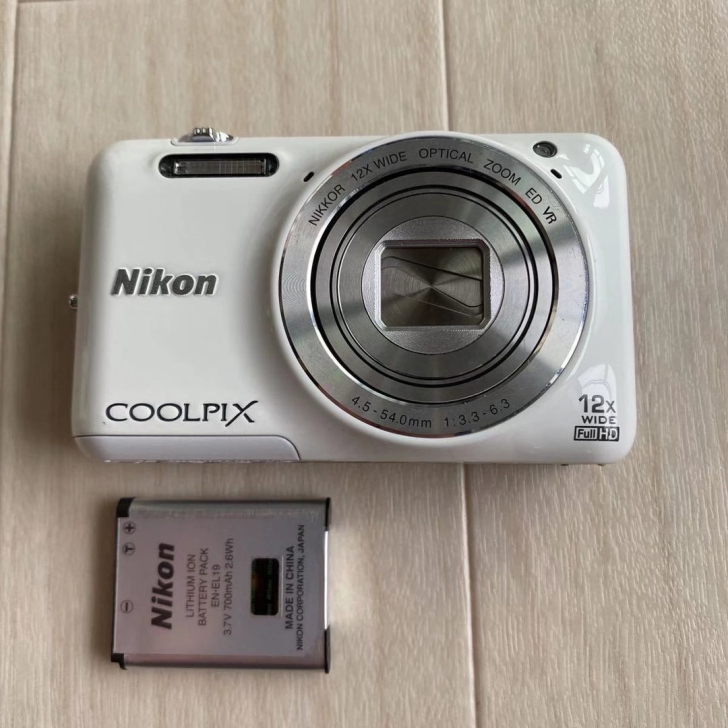 奶白色尼康s6600