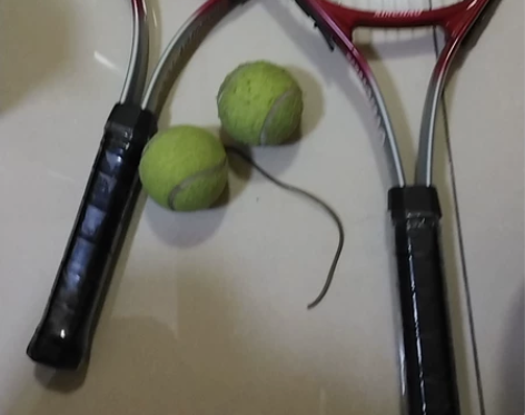 网球拍带两个网球 拍子没用过几次 30出 ...