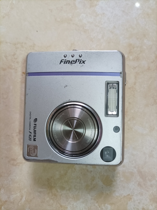 富士小方块F420数码相机，装电池通电没有...