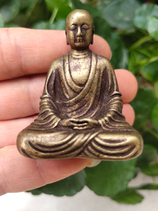 实心铜佛一尊，包浆自然，黄亮精品，年代不详...