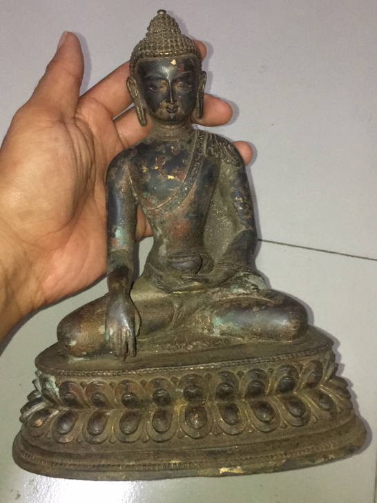 在乡下请回来的一尊老铜佛像，包浆厚重品相如...