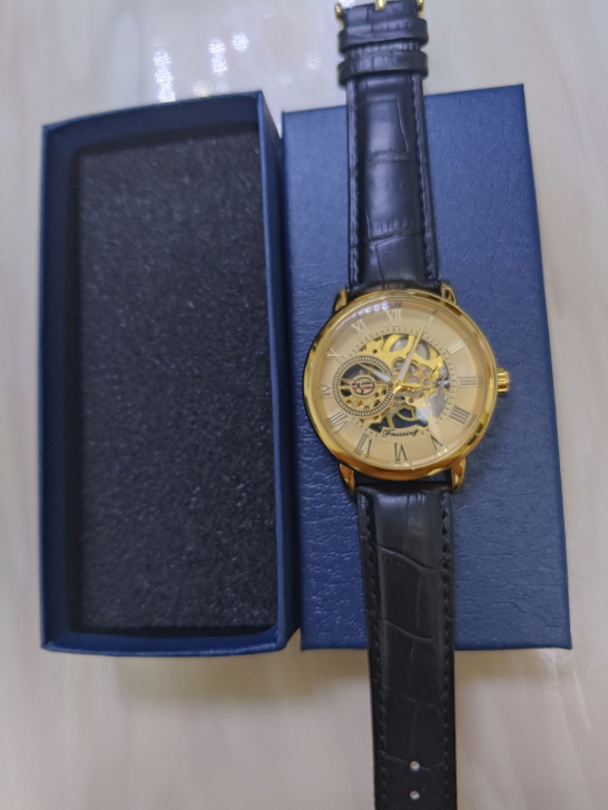 朋友送的没戴过。全新男式机械表，包装盒都在...