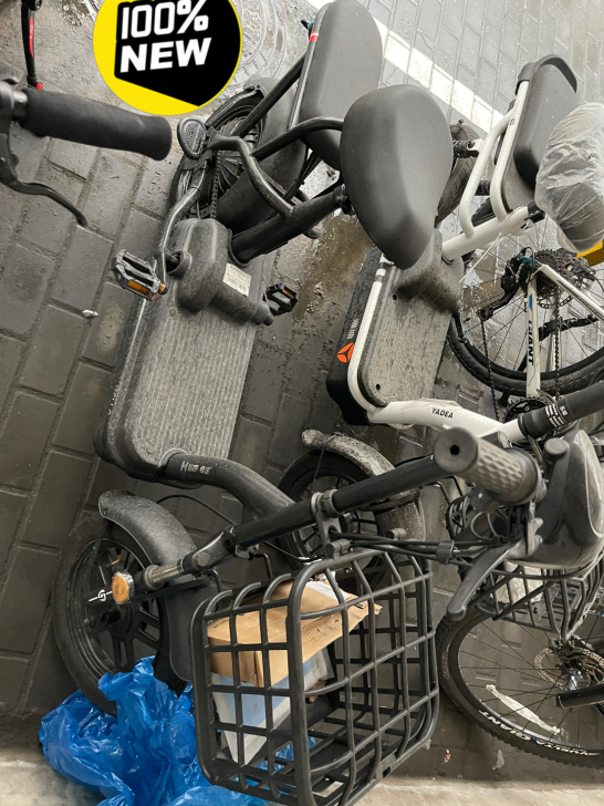 新车 灯膜还没撕 刚买的 可手机一键解锁 ...