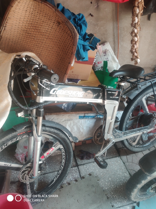 正步电动车天气冷了不想骑了电池新换的用了有...