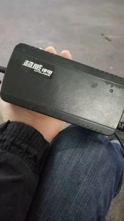 超威品牌充电器，锂电池池，T字插头，不包邮