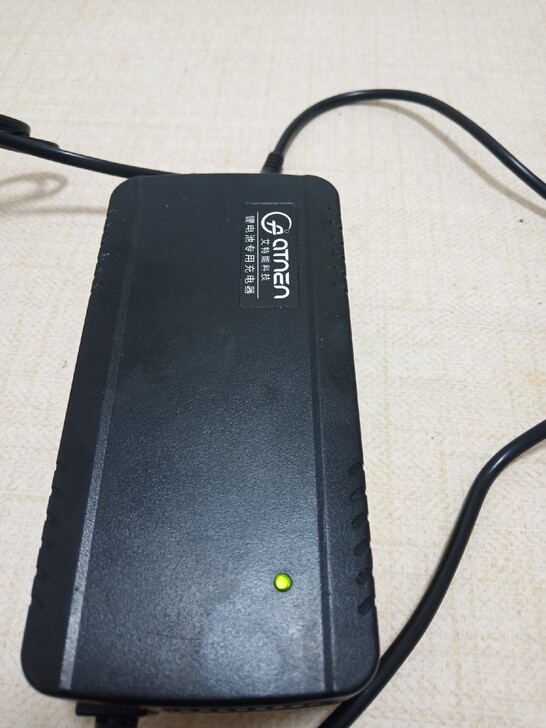 锂电池专用充电器，全新的功能正常，有用得上...