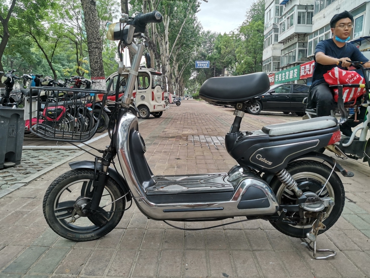 奥斯电车电动车电单车，四块电池跑50里地没...