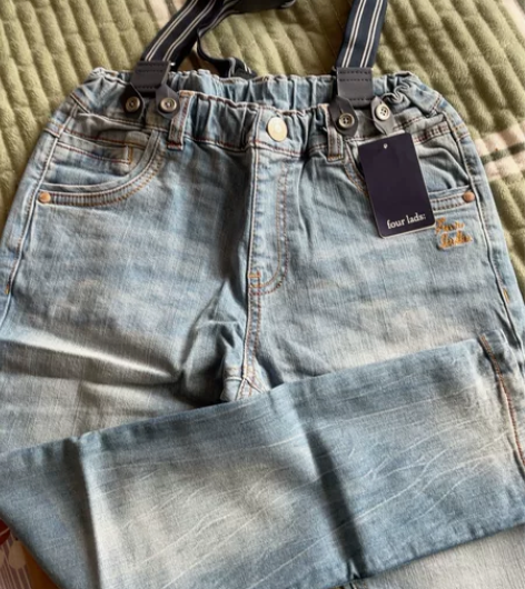 清一批韩国专柜童装，四个朋友的背带裤，牛仔...