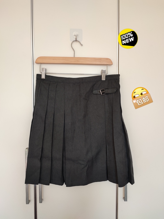 A字裙，全新，内有防走光短裤，腰部有松紧可...