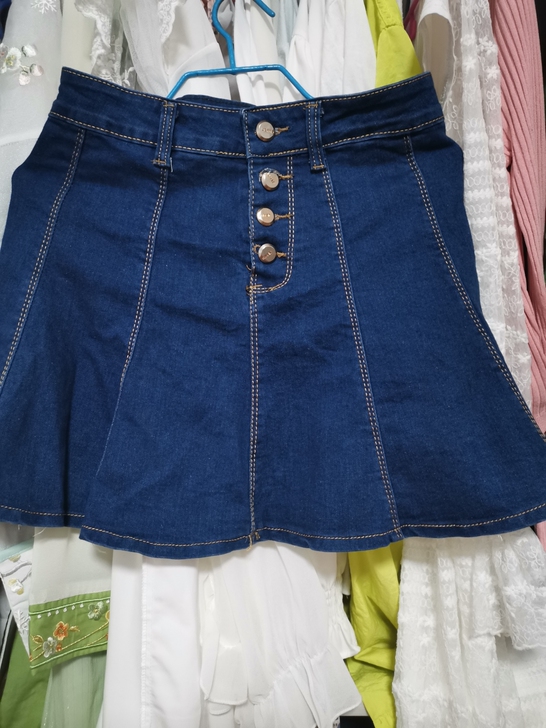 深色牛仔A字裙，弹力好，m号，试穿过，没有...