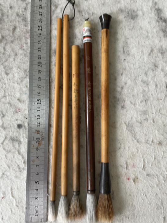 自用的五支笔,左边两支是草帽崔的狼羊兼毫 ...