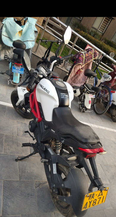 银钢150摩托车。