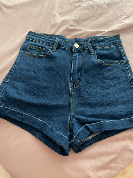 牛仔短裤 全新 买来感觉太短了没有穿过 质...