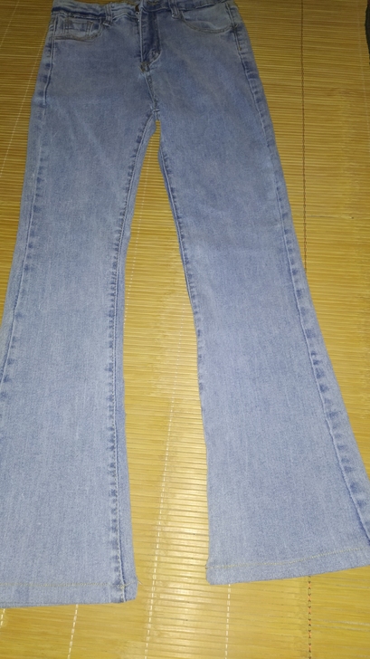 浅蓝色微辣喇牛仔裤S码 12块