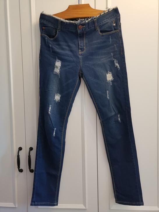 中腰牛仔裤,有弹力,裤子正面有破洞设计,X...