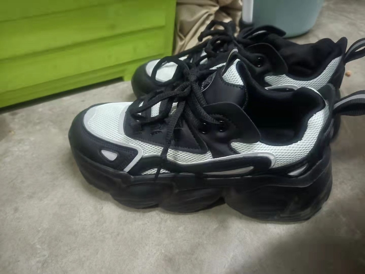 刚买的鞋子 穿了一两次 有点小 70包邮出...