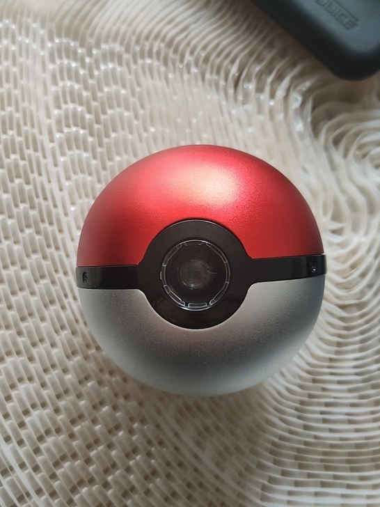 精灵球充电宝，12000毫安，成色如图，正...