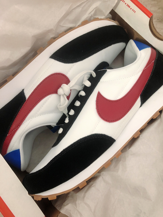 店里剩一双43码耐克跑鞋，全新