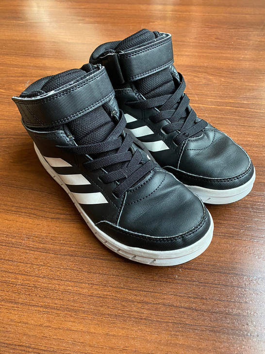 Adidas运动鞋，35码，无滤镜实物拍摄...
