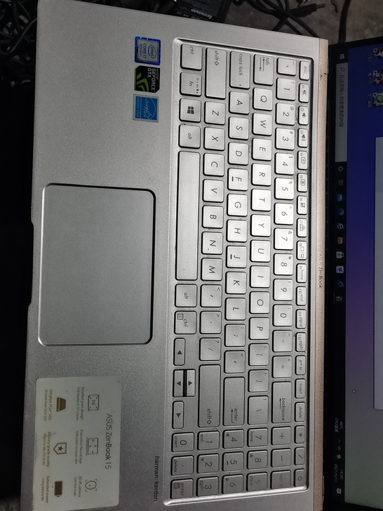 华硕笔记本，摔了个角，屏幕左下角外屏裂了点...