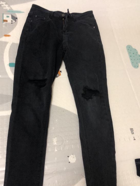 小脚炭黑牛仔裤，m码穿。不退不换不议价。基...