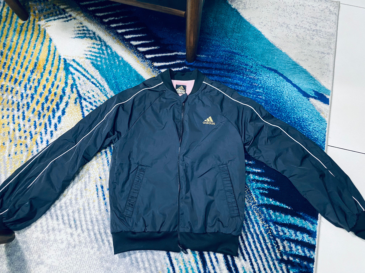 Adidas 两面穿夹克，黑色面有漂亮的图...
