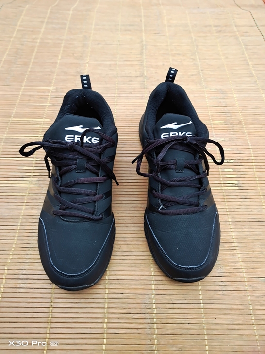 鸿星尔克 42码 运动鞋