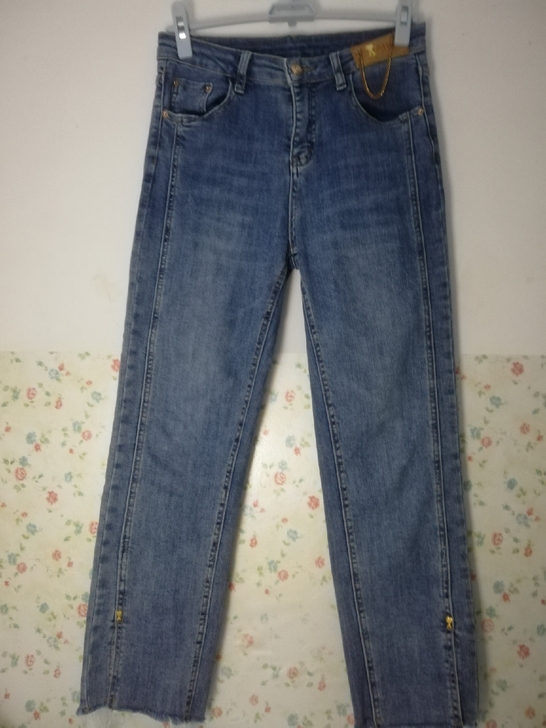 深蓝色直筒牛仔裤