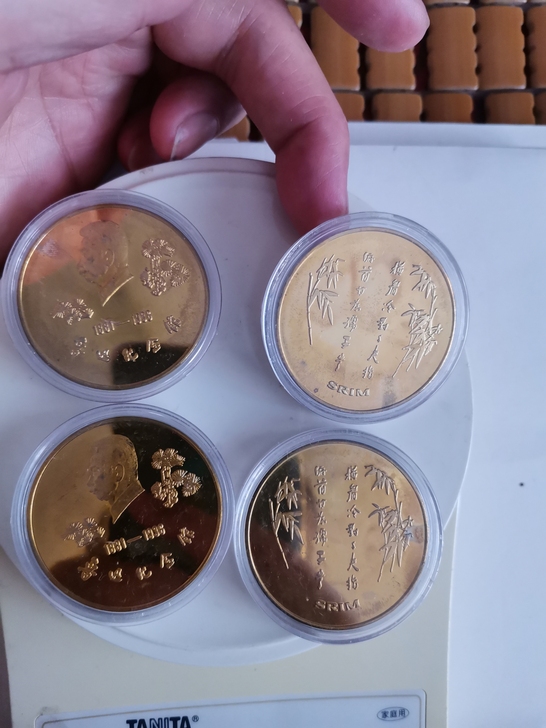 鲁迅纪念章四枚一组，按图发货。原有锦盒装帧...