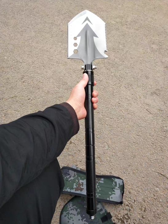 工兵铲挖土铁锹