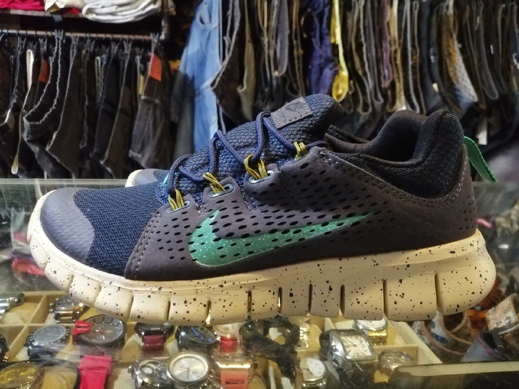 耐克轻度跑步鞋，37码两双，偏小一码，上脚...