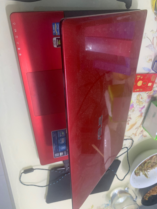 红色的华硕笔记本