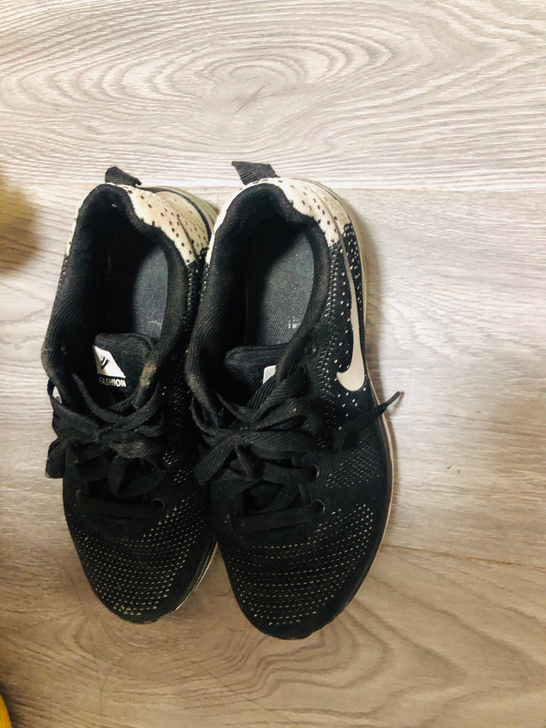 耐克运动鞋，35码